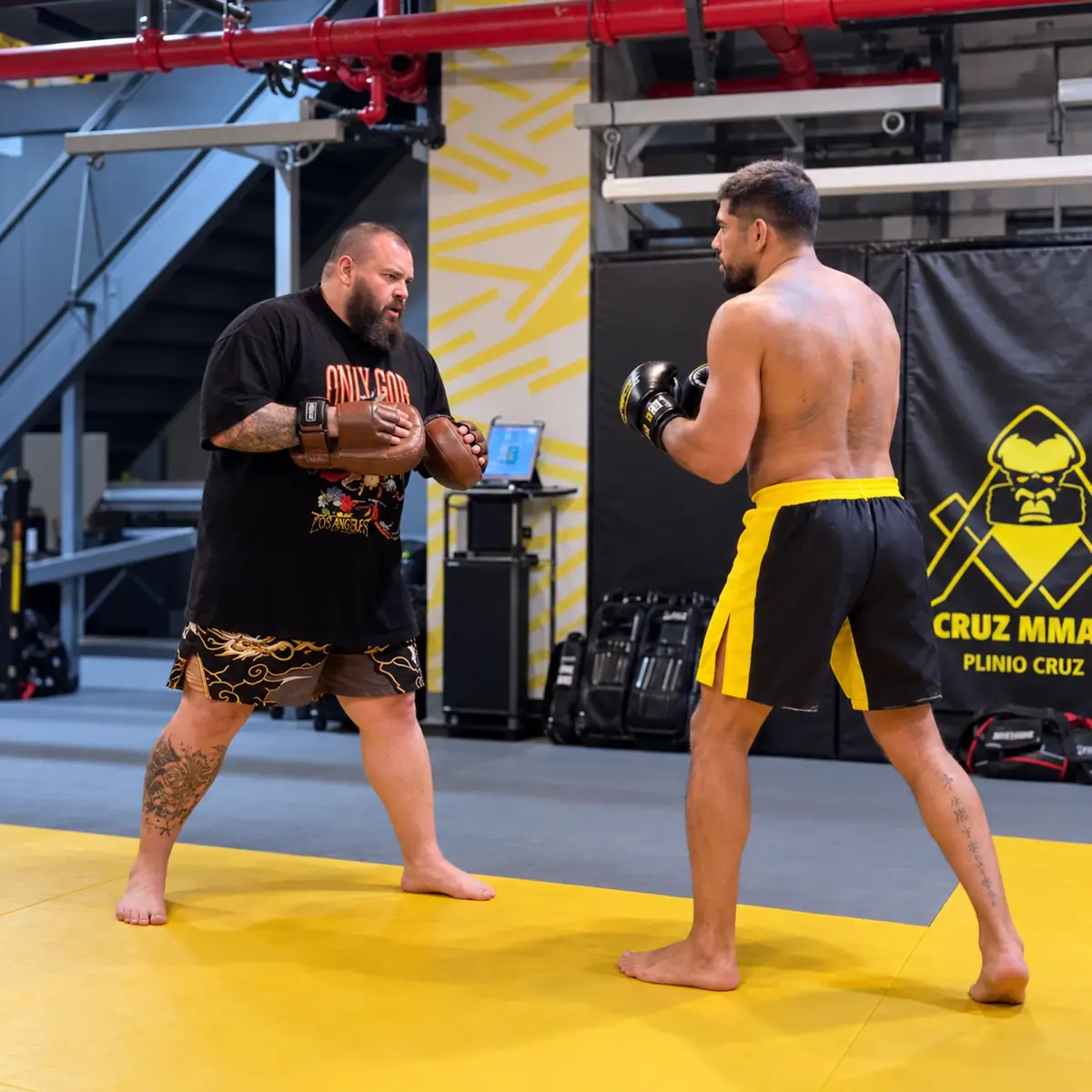 Plínio Cruz coaching kickboxing at Cruz MMA